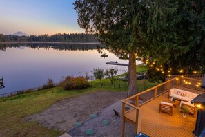 Terrace/patio - Mt Rainier Lakefront · Hot Tub · Kayaks · Sleep 11 (Renton)