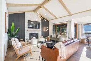 Smart TV, fireplace, foosball, books - Mt Rainier Lakefront · Hot Tub · Kayaks · Sleep 11 (Renton)