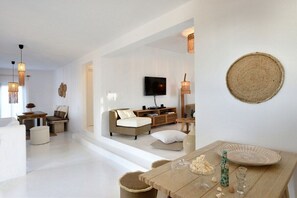 TV - Avra Villa w/ Pool & Jacuzzi Near Beach (Paros)