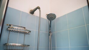 Een douche, een bidet, handdoeken