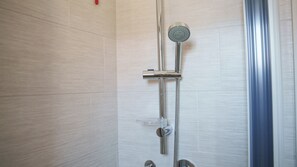 Douche, séchoir à cheveux, serviettes fournies