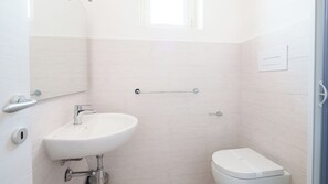 Douche, séchoir à cheveux, serviettes fournies