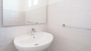 Dusch, hårtork och handdukar