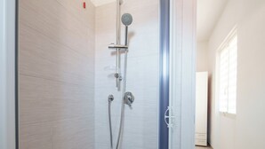 Een moderne douche met een handdouche, een wanddouche en een douchehouder.