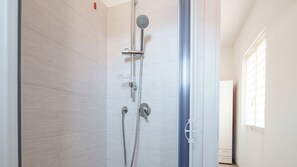 Een douche, een haardroger, handdoeken