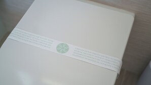 A white laptop with a label that reads "GARANZIA DI TRATTAMENTO IGIENICO DEL WATER HYGIENIC TREATMENT OF THE TOILET GUARANTEED". - Das alte Haus - Room 302 (Olbia)