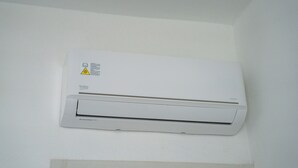 A wall-mounted air conditioner with a warning label and the brand name 'beko'. - Das alte Haus - Room 302 (Olbia)