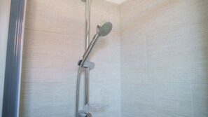 Dusche, Haartrockner, Bidet, Handtücher