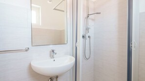 Een douche, een haardroger, een bidet, handdoeken