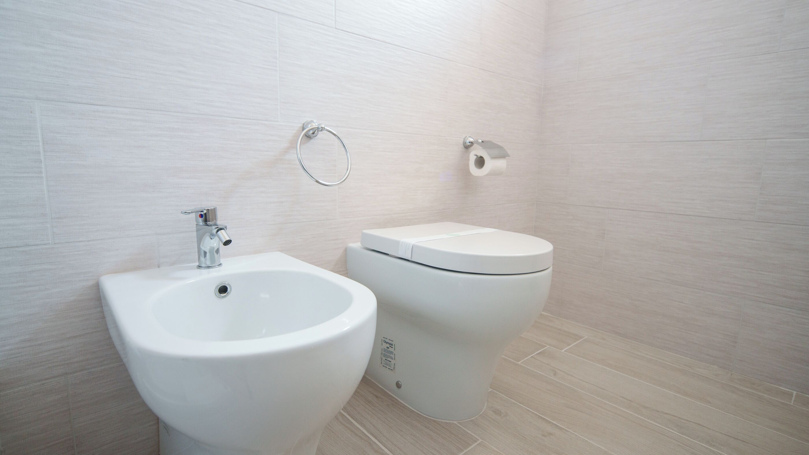 Douche, sèche-cheveux, bidet, serviettes fournies