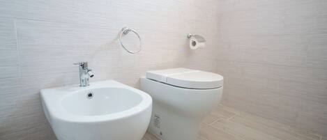 Douche, sĂšche-cheveux, bidet, serviettes fournies
