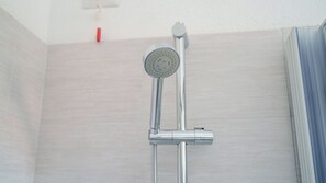 Douche, sèche-cheveux, bidet, serviettes fournies