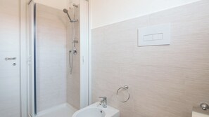 Shower, hair dryer, bidet, towels - Das alte Haus - Room 303 (Olbia)