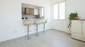 Kochgeschirr/Geschirr/Besteck, Esstisch