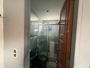 Haartrockner, Handtücher, Seife, Toilettenpapier