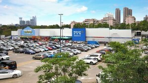 A Walmart store with a large parking lot and surrounding buildings. - GreenTree Eastern Hotel(Shenzhen Jingtian Metro Station Store) (Shenzhen)