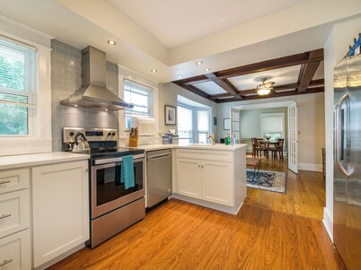 Charming 2-bedroom apartment close to everything on quiet street