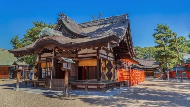 A traditional Japanese building with a curved roof and wooden structure. - Daikoku Apartment 602 - Namba Apt3 minJR Imamiya/Daikokucho St/Veranda (Osaka)