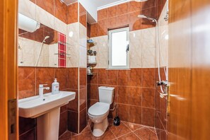 Bathroom - Coastal Pines Studio (Golem)