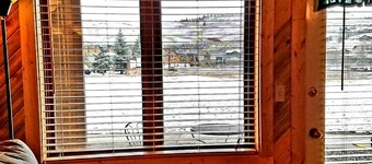 Mountain Resort Studio - 365 day pool, 4 Tubs, Free Parking and Wifi. Sleeps 1-4