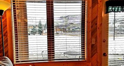 Mountain Resort Studio - 365 day pool, 4 Tubs, Free Parking and Wifi. Sleeps 1-4