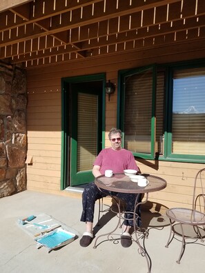 Outdoor dining - Mountain Resort Studio - 365 day pool, 4 Tubs, Free Parking and Wifi. Sleeps 1-4 (Granby, CO)