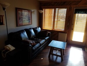 Smart TV, fireplace - Mountain Resort Studio - 365 day pool, 4 Tubs, Free Parking and Wifi. Sleeps 1-4 (Granby, CO)