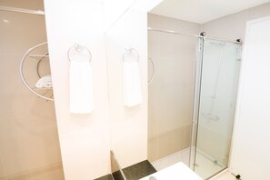 Douche, sèche-cheveux, serviettes fournies
