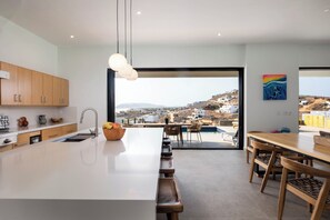Dining - Mesmerizing Views of Ocean and Mountains 2 minute walk to the beach! (Los Cerritos)
