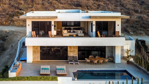 Mesmerizing Views of Ocean and Mountains 2 minute walk to the beach!