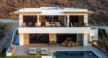 Mesmerizing Views of Ocean and Mountains 2 minute walk to the beach!