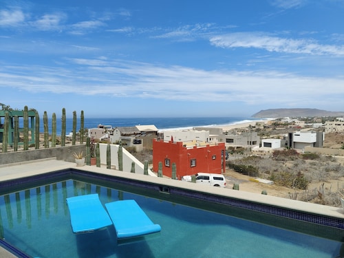 Mesmerizing Views of Ocean and Mountains 2 minute walk to the beach!