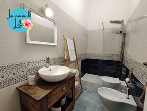 Ducha, secador de pelo, bidet, toallas