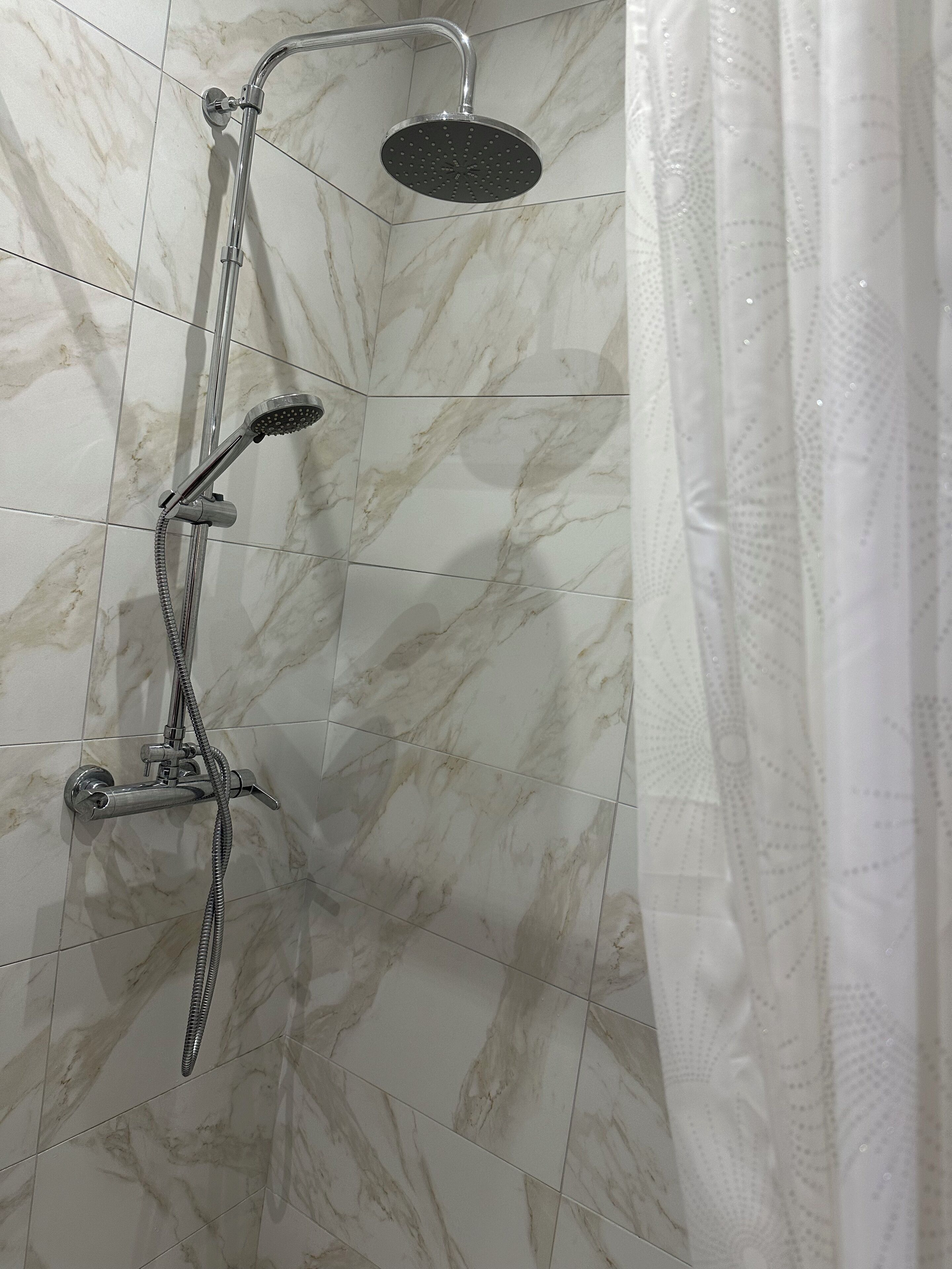 Douche, sèche-cheveux, serviettes fournies