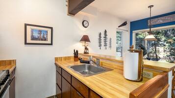 Fridge, microwave, oven, coffee/tea maker