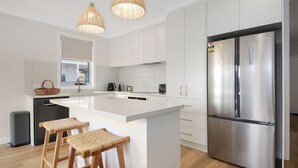 Private kitchen - Enjoy picture frame views of Lake Sambell from the living room window! (Beechworth)