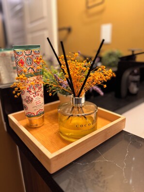 Shower, hair dryer, towels, soap - Z FamilyHome Suites & Apartments - A perfect family retreat! (Calgary)