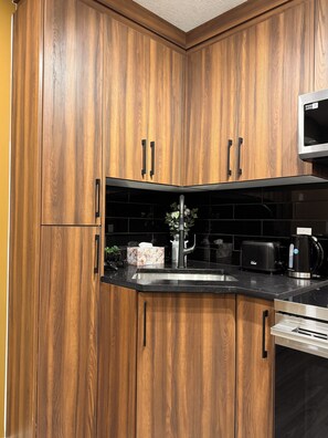 Fridge, microwave, oven, stovetop - Z FamilyHome Suites & Apartments - A perfect family retreat! (Calgary)