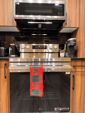 Fridge, microwave, oven, stovetop - Z FamilyHome Suites & Apartments - A perfect family retreat! (Calgary)