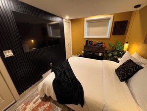 2 bedrooms, desk, iron/ironing board, free WiFi - Z FamilyHome Suites & Apartments - A perfect family retreat! (Calgary)