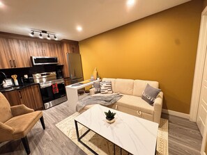 Smart TV, computer monitors - Z FamilyHome Suites & Apartments - A perfect family retreat! (Calgary)