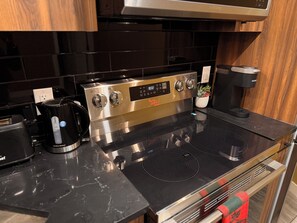 Fridge, microwave, oven, stovetop - Z FamilyHome Suites & Apartments - A perfect family retreat! (Calgary)