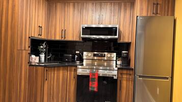 Kjøleskap, mikrobølgeovn, ovn og kokeplater