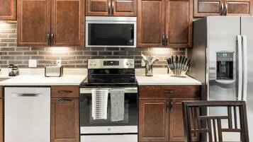 Een koelkast, een magnetron, een oven, een kookplaat