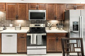 Kjøleskap, mikrobølgeovn, ovn og kokeplater