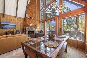 Smart-tv, eldstad, böcker och en stereo