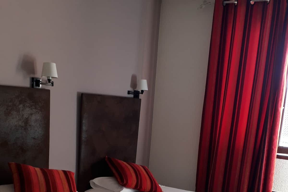 Habitación triple, para no fumadores | Decoración personalizada, escritorio y espacio para trabajar con laptop