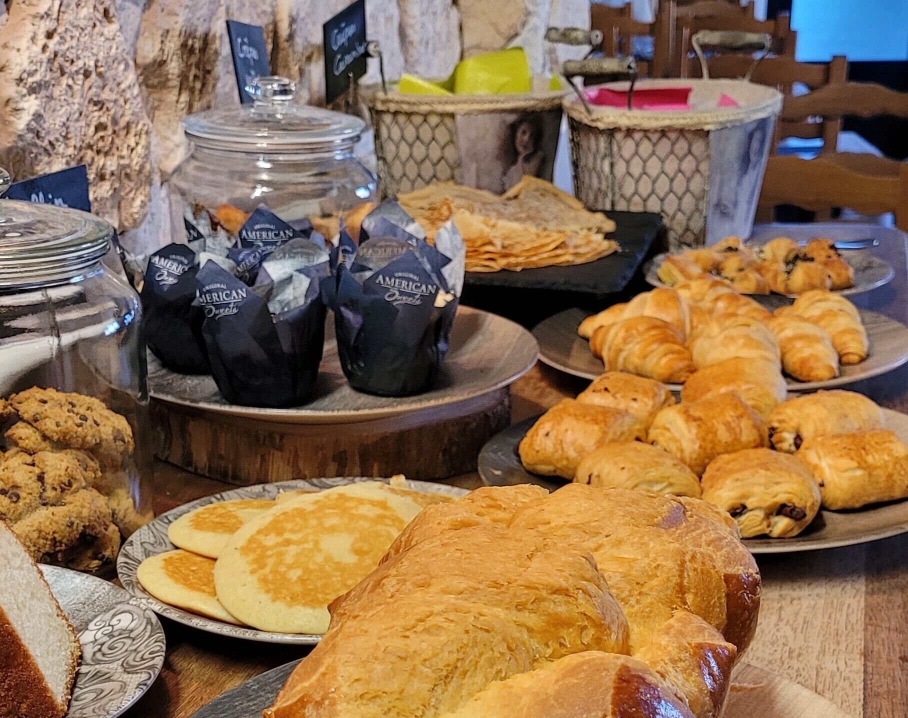 Un bufé con diversos productos horneados, como pasteles, galletas y pan.
