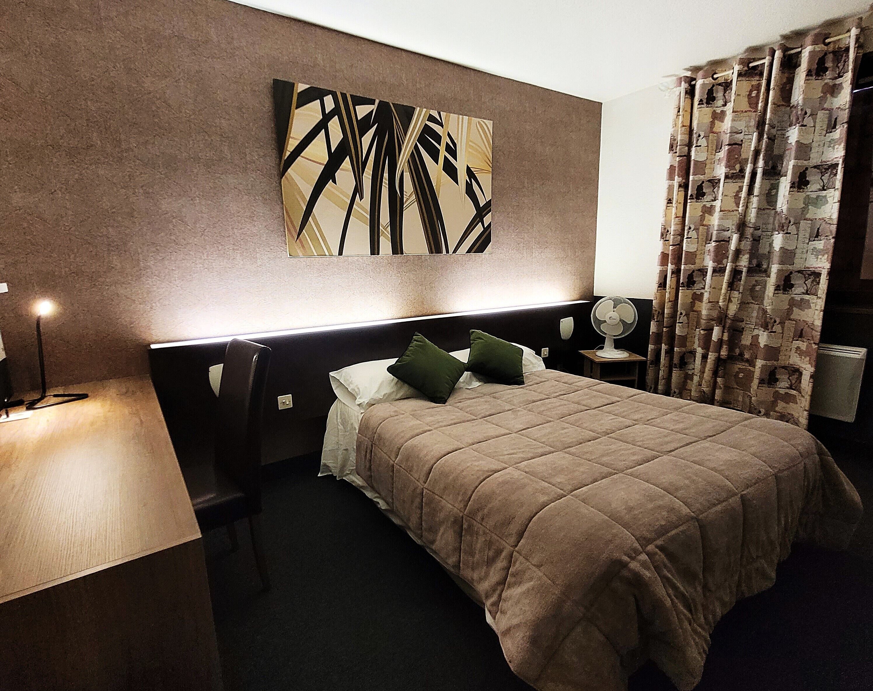 Habitación doble, para no fumadores | Decoración personalizada, escritorio y espacio para trabajar con laptop 