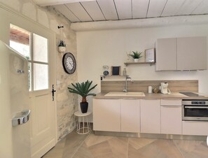 Frigorifero, microonde, piano cottura, macchina per tè/caffè